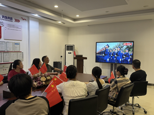 Latest company news about Una trasmissione in diretta di una parata militare, un battesimo spirituale, New Desheng che guarda la parata ispira grande potere